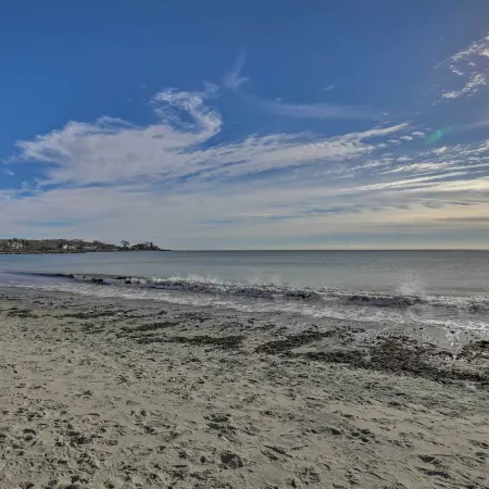Kennebunk Cottage w/ Yard < 1 Mi to Beach!