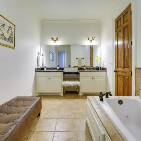 Large, Elegant Home < 2 Miles to Ole Miss!