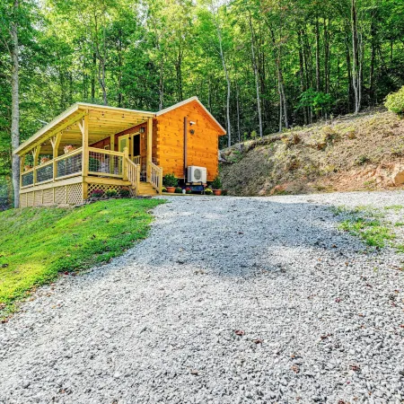 Franklin Cabin w/ Creek Access: Hike & Fish! Ξενοδοχεία στην πόλη Cowee