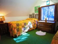 1940s Storybook Knotty Pine Cabin in Crestline, Absolute Privacy Hotels in Crestline