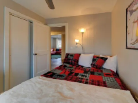 The Knotty Chipmunk - Cozy Condo - Sleeps 6 Hotels in Bartlett