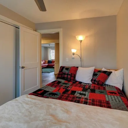 The Knotty Chipmunk - Cozy Condo - Sleeps 6