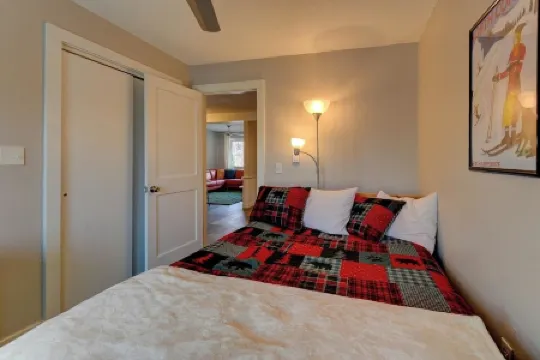 The Knotty Chipmunk - Cozy Condo - Sleeps 6