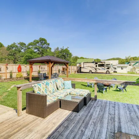 Walk to River and Trails Cozy Damascus Cottage!