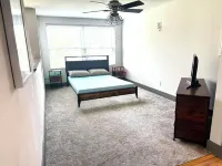 NASA, Lake, and to the Moon 2-bedroom townhome Hotels near Space Center Houston