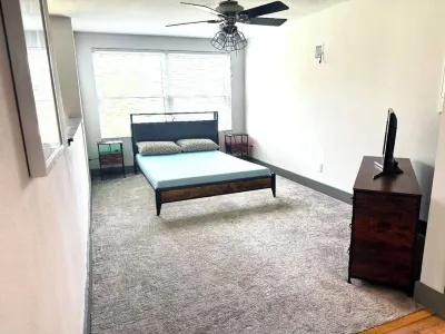 NASA, Lake, and to the Moon 2-bedroom townhome Hotels near Space Center Houston