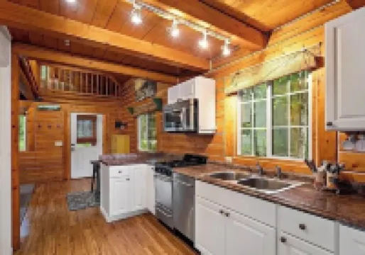 Cozy 2-loft cabin in enchanting Biglake with WiFi, and lake access close by
