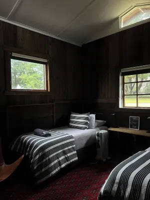 The Boscobel Cottage | 120 Acre Farm Stay w/ Wood Fired Hot Tub! 紅牛農場附近的飯店