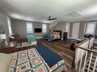 Relaxing Cottage Getaway on the Lake with full water access. Sleeps 12.