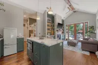 Charming cottage in historic Summerville 1 king, 1 set bunk beds, heated pool