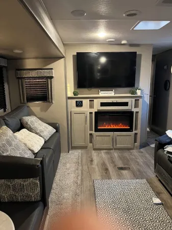 Cozy campground with WiFi and AC.  Walk to the Charlotte motor speedway. Отели рядом с достопримечательностью «A.C.E. Academy»