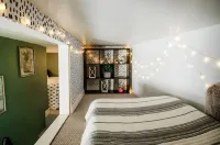 Boyne Mtn Cozy 1BR + Sleeping Cubby Hotels in Boyne Falls