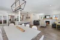 Charming 2-bedroom 1 full bath cottage in wonderful Fontana with AC, WiFi.