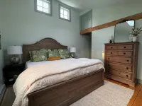 Private and cozy ski chalet w/hot tub & fireplace - four mountains w/in 30 mins. Hotels in Peru