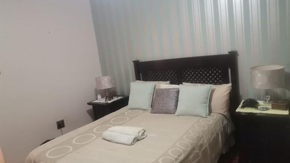 Spacious and beautiful Victorian themed house located 7km from OR Tambo Airport