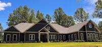 Private resort-style pool. Spacious new house 16 min to Jordan-Hare stadium.