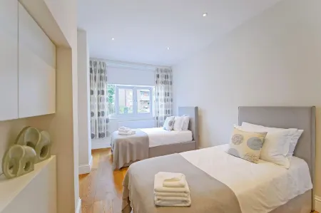 Family Serviced Apartment in Surrey Отели в г. Клейгейт