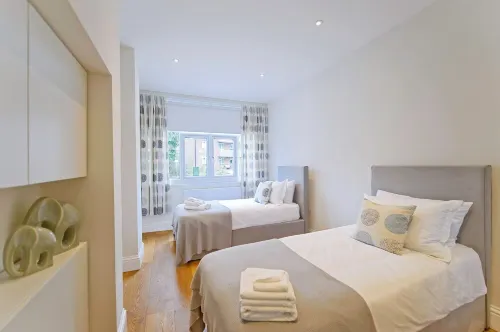 Family Serviced Apartment in Surrey Hotel di Claygate