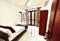 Welcome to your lakeside sanctuary, a picturesque 5-bedroom villa . 모라투와 호텔