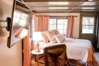 Beautiful 3-bedroom River House in Old Town FL with AC and Wi-Fi, Enjoy!