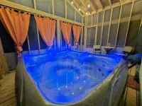 Romantic Summer Couples Escape: Private Hot Tub + Fast 500Mbps WiFi