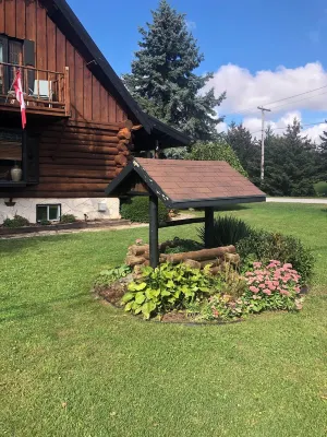 4 Season/4 bedroom Log Home in Southampton. Walking distance to downtown/beach Hotels near Southampton Beach