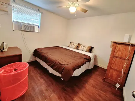 Charming studio in wonderful Austin with AC. Family friendly. 10min to downtown.