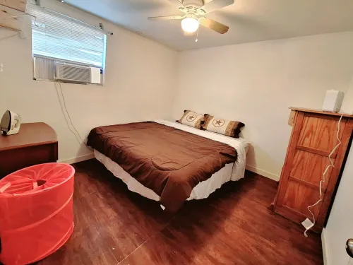 Charming studio in wonderful Austin with AC. Family friendly. 10min to downtown.