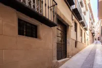 Next to the Cathedral, in the historical center. Apartment ideal for families