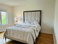 Cozy house for a young family. Live in the Heart of It All! Hotel a Newmarket