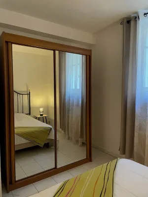 Apartment F2 with small garden on first floor, quiet, 200 m cure