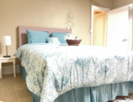 Spacious 5-bedroom house steps from Festival with large yard, AC In Downtown