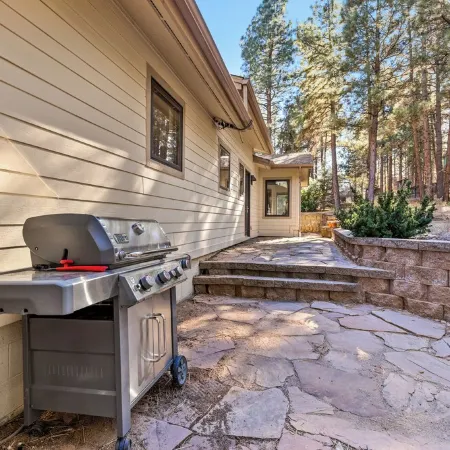 Slippery Rock Vacation Home - sleeps 9