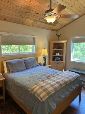 3-Bedroom, 2-Bath Shorefront Retreat on Big Squam Lake Hotels in Center Harbor