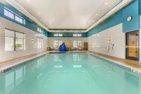 Best Western Plus Franciscan Square Inn and Suites Steubenville - piscina