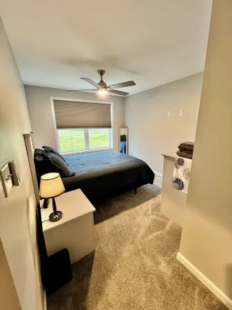 Sunsets at Angola on the Lake Charming 3-bedroom townhome Отели в г. Эванс