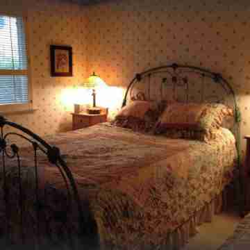 Carmel charmer!! Short, 10 min. walk to town center. Close to trail to Mission. Rooms