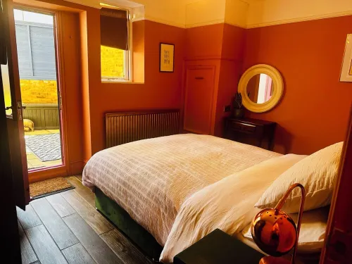 2bed 2shower beachfront basement apartment Các khách sạn ở Herne Bay