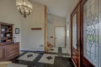 Upscale Apartment with Panoramic Views