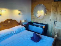 10% off for summer school holidays - stunning chalet sleeps up to 10 Hotels near Pic de la Corne