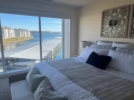 Regatta Bay “On Lake Time” 3bedroom 3 bath condo at Lake of the Ozarks