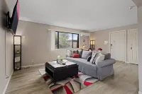 Cozy Apt Aurora/Sleeps 8/Free Wifi/55"/Parking