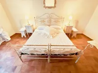 Home in the heart of Tuscany Hotels in Lucignano