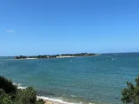 2-bed apartment with private terrace - 50m from beach and GR34. Dogs welcome. Hotels in Carantec