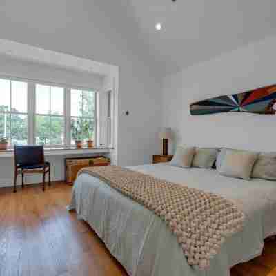 Waterfront Escape - Spectacular Views, Only 5 Minutes from Boston Airport Rooms
