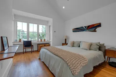 Waterfront Escape - Spectacular Views, Only 5 Minutes from Boston Airport Hotels in East Boston