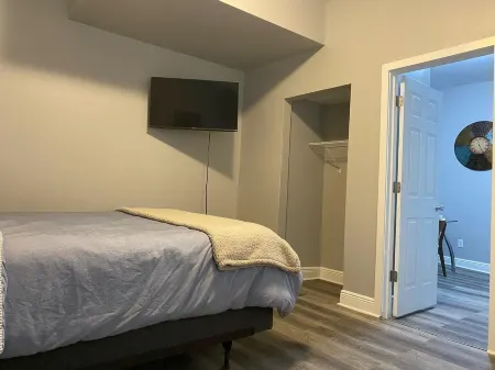 Bright,  furnished studio-Perfect for traveling professionals or students