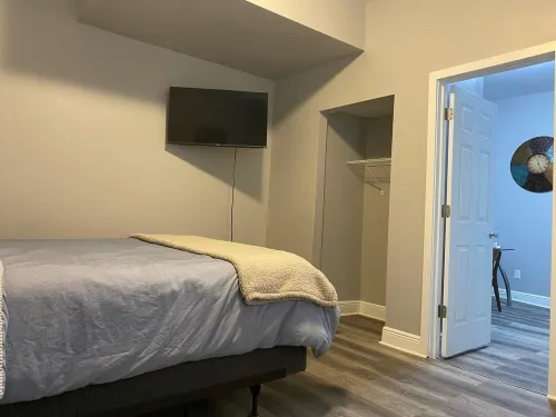 Bright,  furnished studio-Perfect for traveling professionals or students