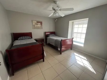 Charming 2-bedroom house in tranquil LaBelle with WiFi, AC