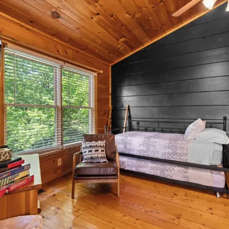 Romantic Retreat!!! Newly refreshed cabin with hot tub~New listing rates!